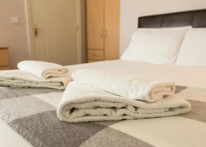 Castle Gardens בית נופש *